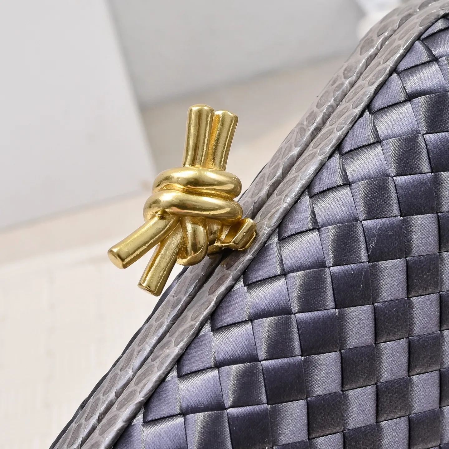 Batch 1460 #BV Knot woven evening bag series ~ Each bag reveals exquisite elegance💫Iconic classic silk weaving➕snake skin trimming with knot buckle, soft and delicate feel. The design is small and exquisite, low-key without logo, elegant and elegant. Paired with evening dress or cheongsam, it has the atmosphere of a famous and wealthy lady. Full of aura and invincible texture💃 Model: 7622 Dimensions: 20x12x5.5
